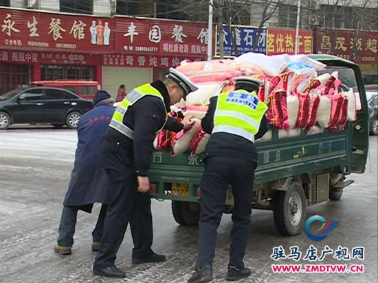 雨雪天氣路滑難行，交警提醒安全出行3.JPG