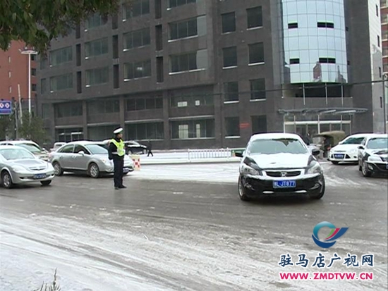 雨雪天氣路滑難行，交警提醒安全出行(1).JPG