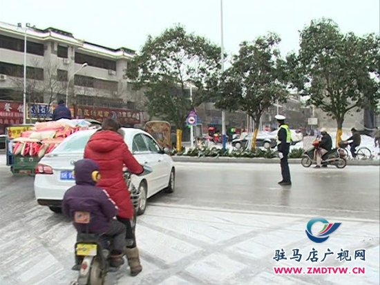 雨雪天氣路滑難行，交警提醒安全出行2.JPG