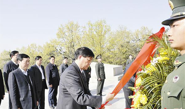 余學友等領(lǐng)導(dǎo)參加祭掃竹溝革命烈士陵園等活動