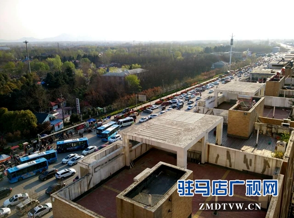 置地公園旁邊道路車輛排起長(zhǎng)龍.jpg