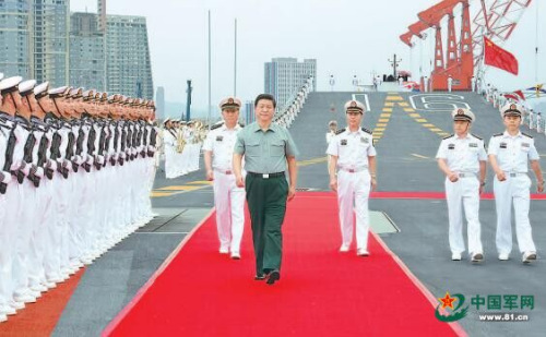 2013年8月28日，中共中央總書(shū)記、國(guó)家主席、中央軍委主席習(xí)近平檢閱遼寧艦水兵儀仗隊(duì)。解放軍報(bào)記者 周朝榮 攝