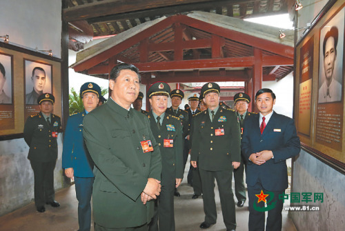 2014年10月30日，全軍政治工作會(huì)議在福建省上杭縣古田鎮(zhèn)召開(kāi)，中共中央總書(shū)記、國(guó)家主席、中央軍委主席習(xí)近平出席會(huì)議并發(fā)表重要講話。10月31日，習(xí)近平參觀古田會(huì)議會(huì)址。 解放軍報(bào)記者 岱天榮 攝