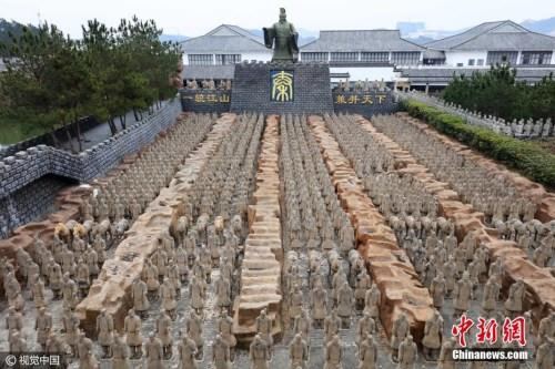 2017年2月8日，安徽安慶市太湖縣， 五千年文博園景區(qū)內(nèi)，中國(guó)最大山寨“兵馬俑”群整齊劃一。圖片來(lái)源：視覺(jué)中國(guó)