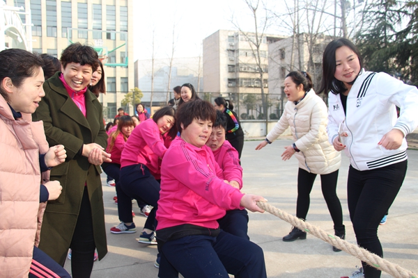 驛城區(qū)舉辦慶?！叭藡D女節(jié)”拔河比賽