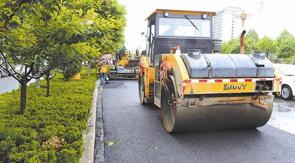 修補(bǔ)道路保暢通