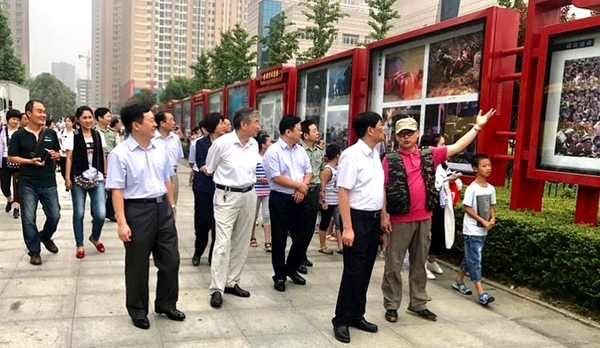 駐馬店舉辦“情系國防建設(shè) 爭當(dāng)雙擁模范”軍事題材攝影展