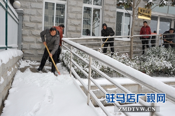 泌陽(yáng)法院干警正在清掃“便民之路” (3).JPG