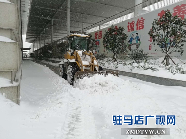 推土機清理積雪1.jpg