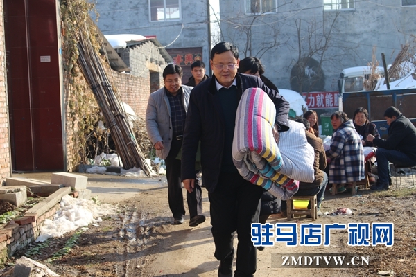 古塔街道黨工委書記施惠杰（前一）、街道辦事處主任張冬（左一）到村里慰問困難殘疾人.JPG