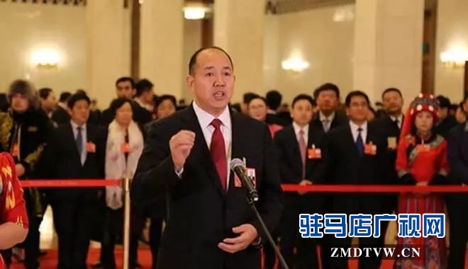 07張全收在全國(guó)兩會(huì)代表通道上.jpg