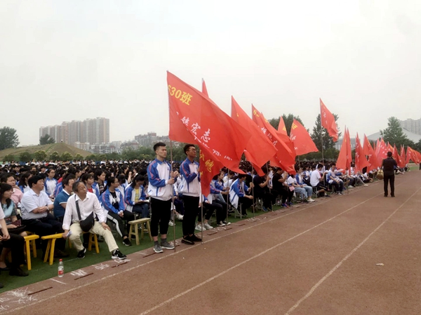 駐馬店高中為高三考生壯行 學(xué)弟學(xué)妹齊送祝福