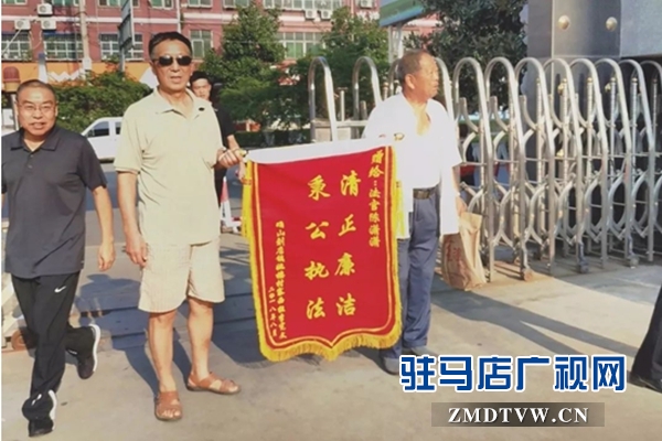 法官秉公執(zhí)法解民憂  當事人送錦旗致謝