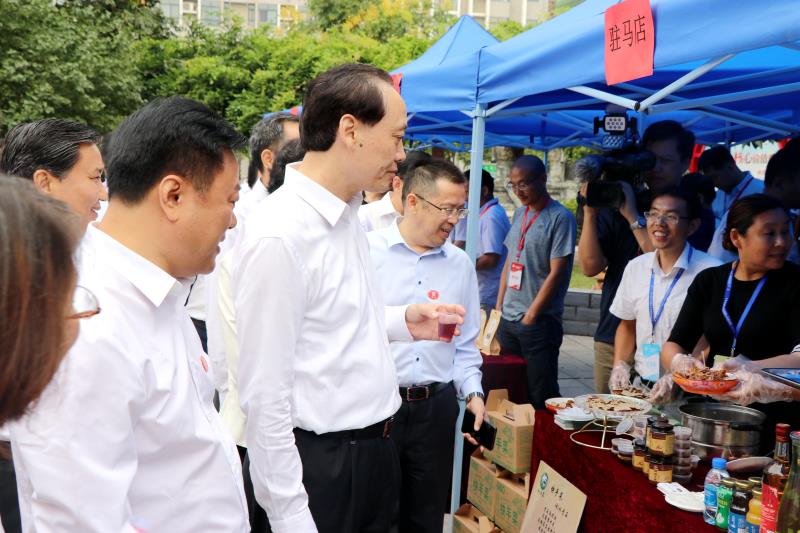 余欣榮一行出席貧困地區(qū)農(nóng)產(chǎn)品展示及品鑒活動