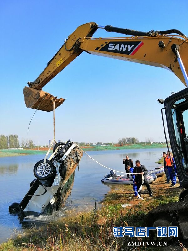 汽車夜間“飛”入河中  “蛟龍”下冷水打撈