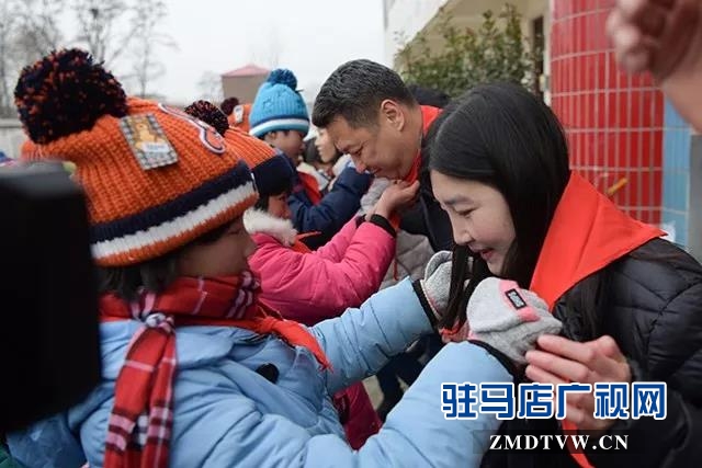 上蔡縣邵店鎮(zhèn)高李村小學(xué)開展“大手牽小手”冬季送溫暖活動(dòng)