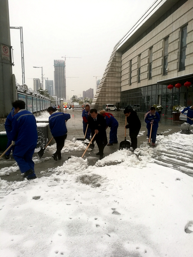 駐馬店西站：風雪再大 等您回家