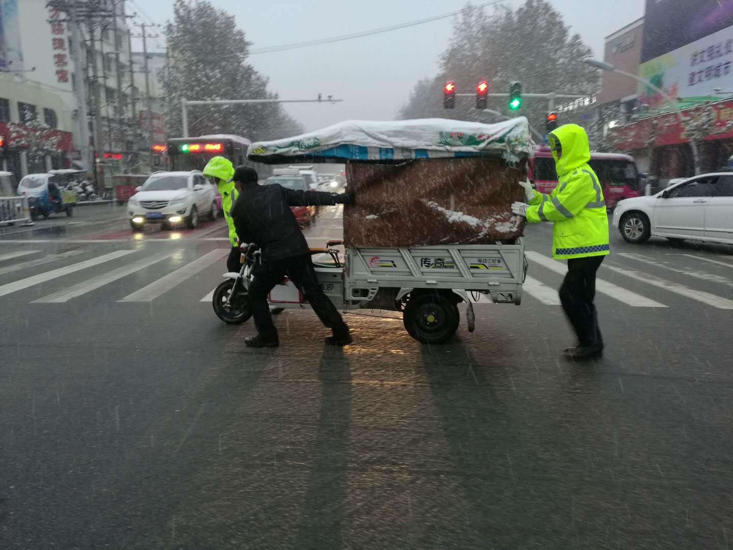 駐馬店市雪松派出所啟動惡劣天氣預(yù)案防止交通擁堵