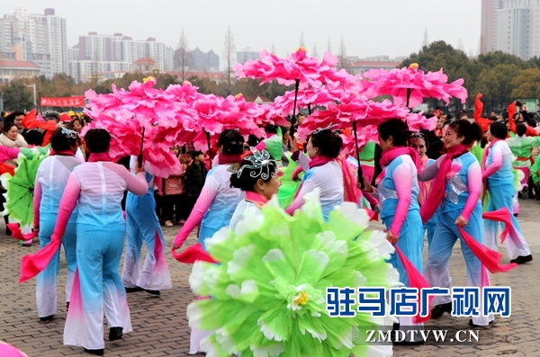 舞龍、耍獅、扭秧歌 駐馬店民間藝術(shù)展演吸引數(shù)千市民圍觀