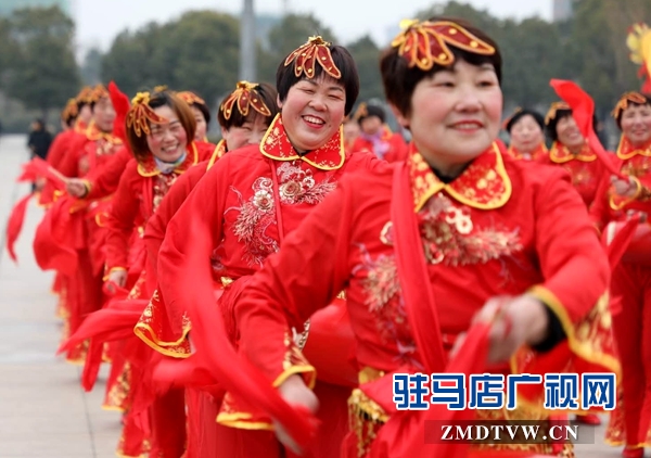 舞龍、耍獅、扭秧歌 駐馬店民間藝術(shù)展演吸引數(shù)千市民圍觀