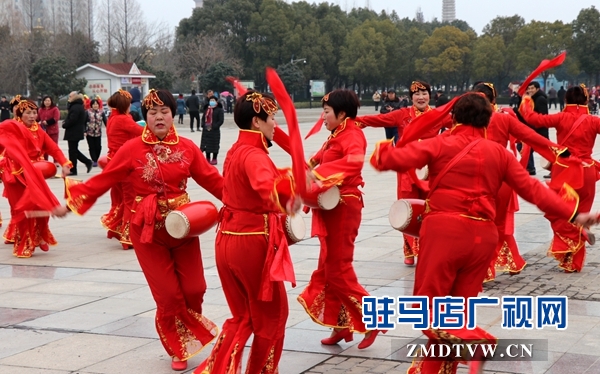 舞龍、耍獅、扭秧歌 駐馬店民間藝術(shù)展演吸引數(shù)千市民圍觀