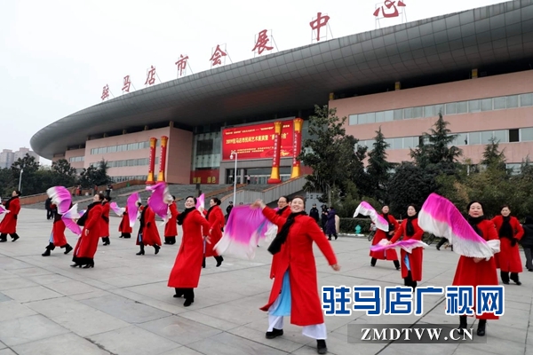 舞龍、耍獅、扭秧歌 駐馬店民間藝術(shù)展演吸引數(shù)千市民圍觀