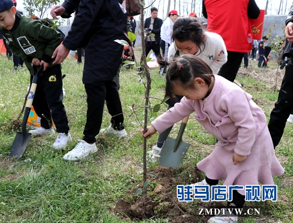 駐馬店廣播電視臺(tái)FM102.4組織聽(tīng)友開(kāi)展義務(wù)植樹(shù)活動(dòng)