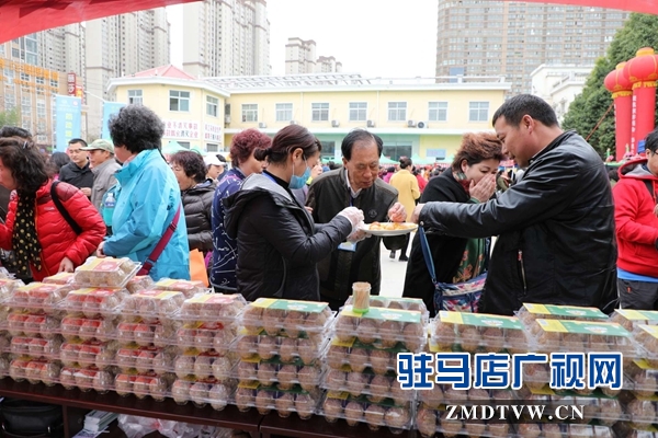 800名北京游客游覽嵖岈山、皇家驛站、天中老街等景區(qū)后爭(zhēng)相搶購(gòu)駐馬店名優(yōu)土特產(chǎn)