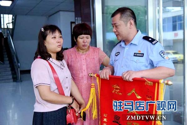 母女不慎落水中 正陽(yáng)警官勇救人