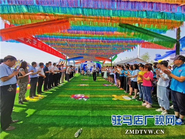 平輿縣藍(lán)天芝麻小鎮(zhèn)天天水上樂園華美綻放，千畝荷塘荷花也妖艷開放