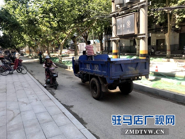 風(fēng)光路與中華路交叉口道路狹窄泥濘 近千戶居民出行難