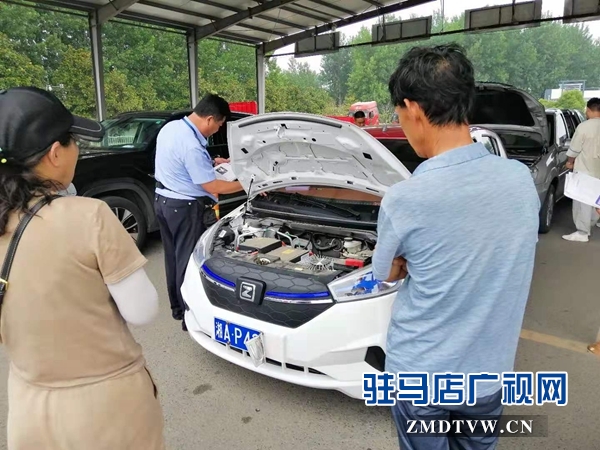 車管所設(shè)“綠色通道”為新能源汽車上牌 獲市民點贊