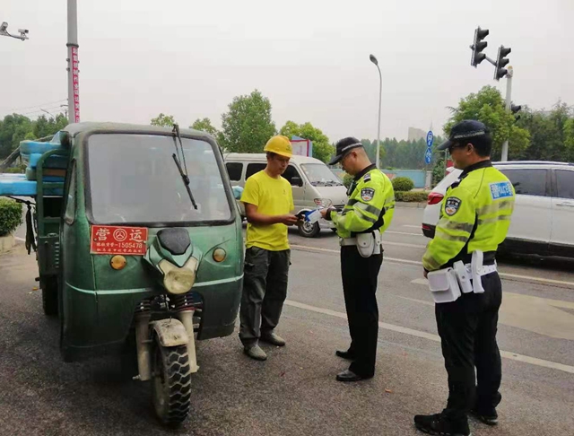 駐馬店市交警支隊(duì)摩托機(jī)動(dòng)大隊(duì)持續(xù)開(kāi)展交通秩序集中整治行動(dòng)