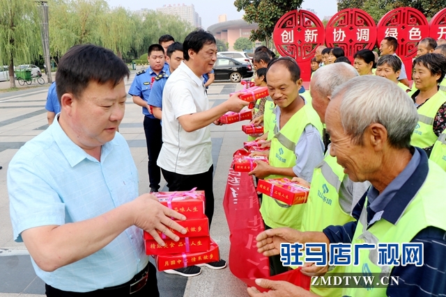 愛心企業(yè)送月餅  感恩城市美容師