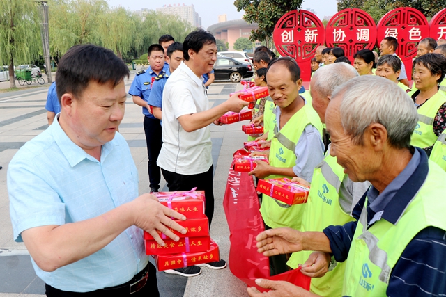 愛心企業(yè)送月餅  感恩城市美容師