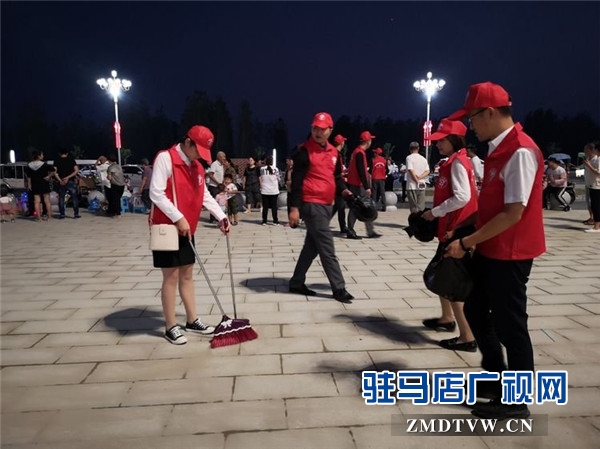 鵬宇集團(tuán)志愿者到駐馬店國(guó)際會(huì)展中心開(kāi)展衛(wèi)生打掃志愿服務(wù)獲點(diǎn)贊