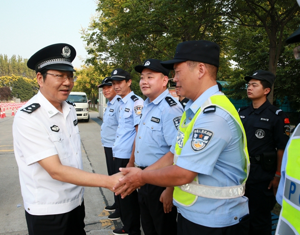 郭淵看望基層一線執(zhí)勤民警輔警