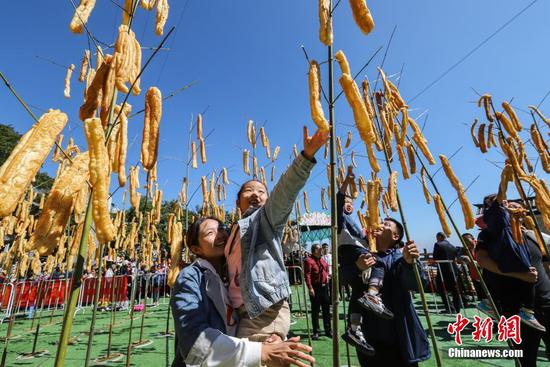 竹竿上“長”油條，洛陽民眾“摘”油條慶豐收