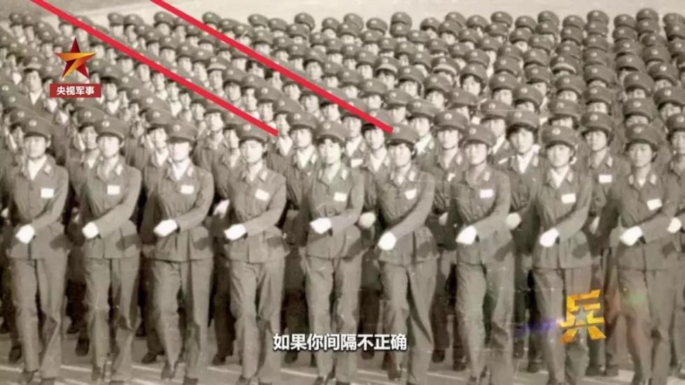 齊短發(fā)、“S彎”……新中國第一批受閱女兵的標(biāo)配發(fā)型，好美！ 