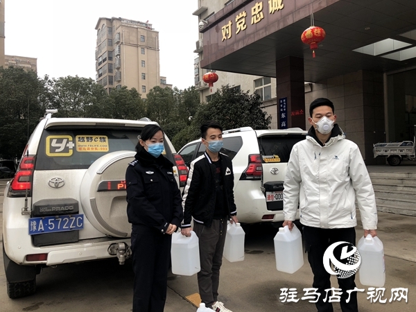 愛心市民捐贈(zèng)消毒物資助力防控一線民警