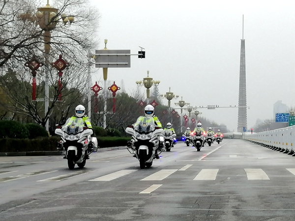 市交警摩托機動大隊為復(fù)工返崗人員保駕護航