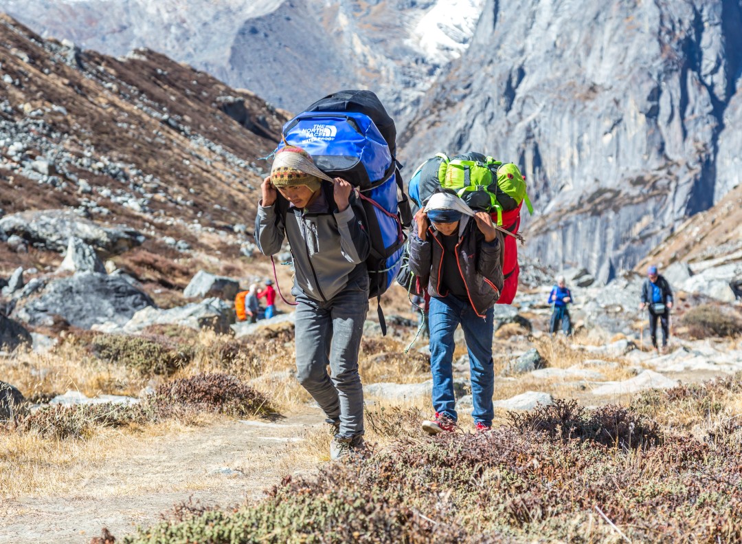 人類凈土也失守，500登山客被困，尼泊爾怎么辦？