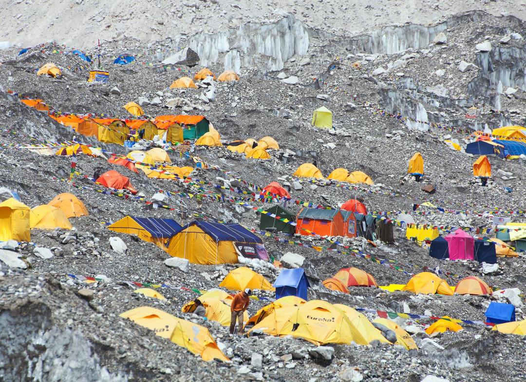 人類凈土也失守，500登山客被困，尼泊爾怎么辦？