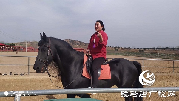 角子山下馬場里體驗策馬奔騰的激情