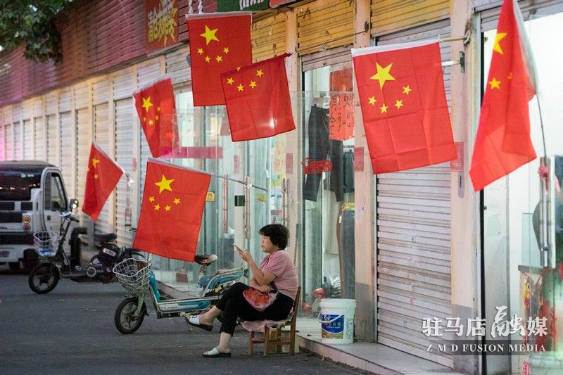 掛國旗，迎國慶，駐馬店營造最美“中國紅”