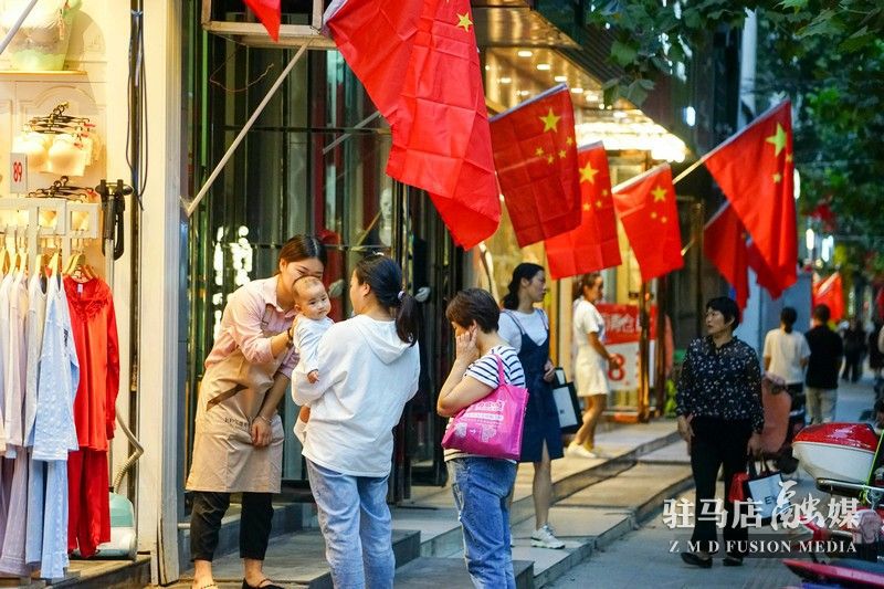 掛國(guó)旗，迎國(guó)慶，駐馬店?duì)I造最美“中國(guó)紅”