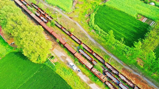 十多年的停運(yùn)已經(jīng)讓這一列客車銹跡斑斑。