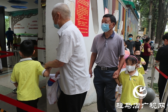 駐馬店市各幼兒園今日錯峰開學(xué)，老師笑迎萌娃歸！