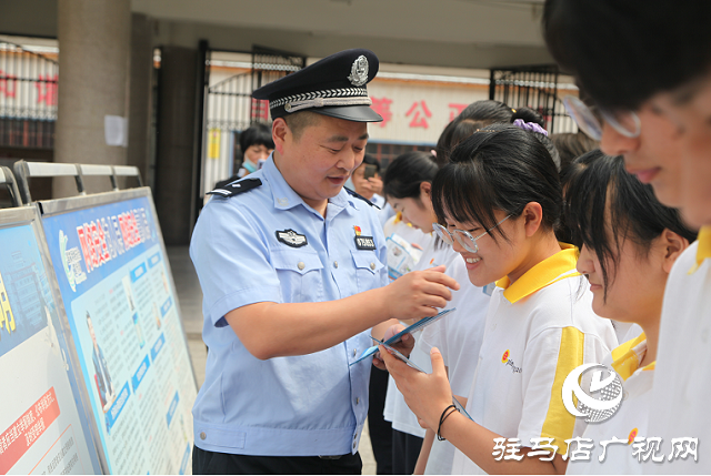 平輿縣公安局組織民警開展送法進(jìn)校園活動