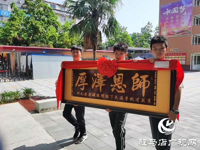 家長學(xué)生定制鮮花匾額謝師恩